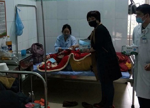 Cô giáo quyên góp khẩu trang cho HS và bệnh nhân nghèo