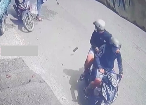 Tên cướp giật điện thoại trong chớp mắt khiến thanh niên hộc tốc đuổi theo, cái kết khiến tất cả hả hê