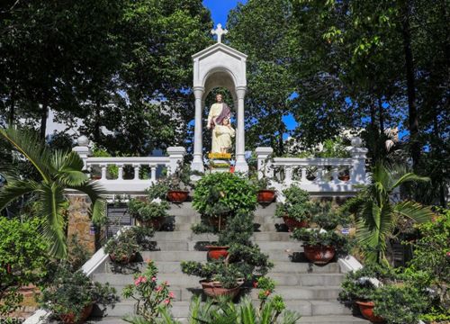 Hai nhà thờ của gia đình Nam Phương hoàng hậu