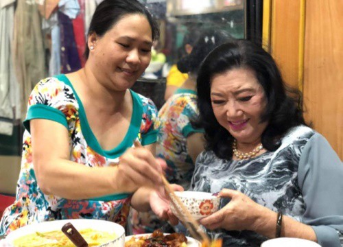 Bữa cơm đầu tiên của NSND Kim Cương và con gái nuôi sau 45 năm