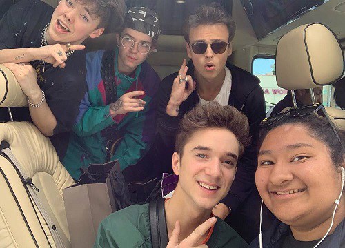 Cô fangirl "số đỏ" từng chụp hình với dàn sao từ Đông sang Tây