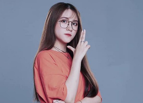 Cô Ngân TV đăng status mập mờ sau khi Gao Bạc thông báo sẽ đi tìm mình, fan được dịp trổ tài suy luận: Đã từng hay Đi tiếp