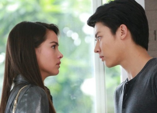 Đêm tân hôn hốt hoảng khi thấy chồng cũ xông vào nhà mặt xây xước đặt cục tiền xuống bàn tuyên bố: 'Hạ màn đi, bằng này đã đủ chưa?'