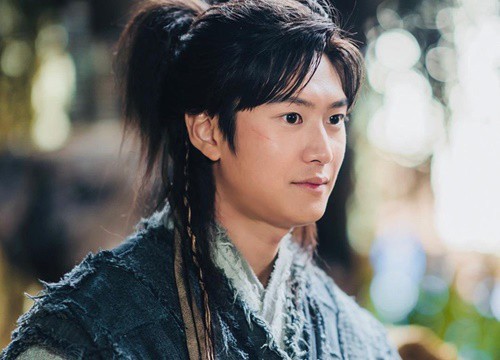 Netizen nể phục cách ekip Sông Đón Trăng Lên "sửa" Ji Soo thành Na In Woo với tốc độ tên lửa
