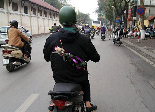 Khoảnh khắc ấm áp ngày 8/3: Người đàn ông đi xe ôm công nghệ tay cầm theo bông hồng nhỏ xinh để dành tặng người phụ nữ mình yêu thương