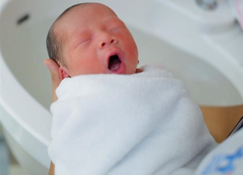 Pha dỗ em khóc "dữ dằn" của bé gái 2,5 tuổi: Trợn mắt dọa dẫm sợ hết hồn nhưng ai xem xong cũng phải cười "té ghế"