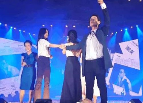 Sau bức ảnh ôm nhau đầy tình tứ, Hà Anh Tuấn nắm tay Thanh Hằng ngay trước mặt "người yêu tin đồn" Phương Linh là thế nào đây?