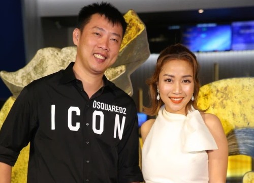 Yêu nhau 22 năm, ông xã Trí Rùa vẫn quỳ gối nơi công cộng làm một điều khiến Ốc Thanh Vân thích thú cười tít mắt