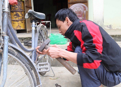 Thanh niên tàn tật ở Nghệ An nhiệt tâm sửa chữa xe đạp cũ tặng học sinh nghèo