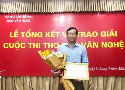 Bài thơ 'Mẹ tôi chử.i kẻ trộm' đoạt giải cao nhất một cuộc thi thơ gây tranh cãi dữ dội
