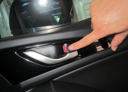 Clip: Tài xế taxi mở cửa gây tai nạn và cú bẻ lái kịp thời của xe 16 chỗ cứu mạng 2 học sinh