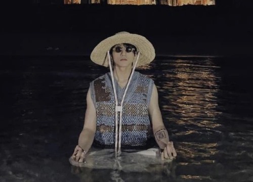 Sau 2 tháng im lìm, nửa đêm Sơn Tùng bất ngờ... "ngoi lên" giữa hồ bơi, nhưng dân tình chỉ tò mò danh tính người chụp