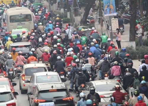 Sợ hãi muốn rụng tim vì 'đặc sản' tạt đầu, võng vỉa của xe ôm công nghệ ở Hà Nội