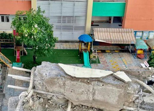 Khối bê tông 'khủng' đổ sụp xuống trường mầm non trong cơn mưa trái mùa