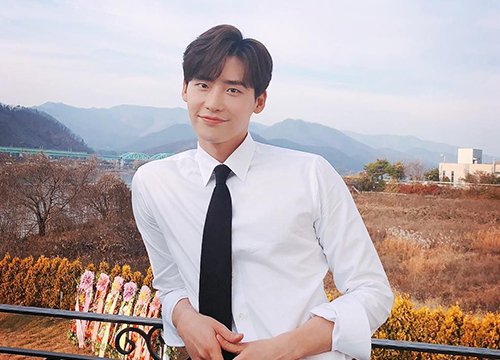 Lee Jong Suk bị "bóc trần" đang hẹn hò mỹ nhân "Itaewon Class" Kwon Nara, còn tặng siêu xe hẳn hoi?