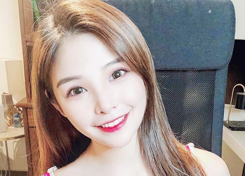 Đăng ảnh selfie mặc như không mặc, nàng hot girl khiến CĐM hoảng hốt với vòng một suýt "rơi ra ngoài"