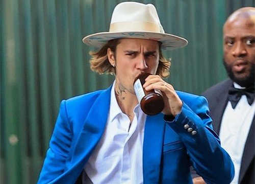 Justin Bieber đi ăn cưới với style luộm thuộm "chán chẳng buồn nói", nhìn qua Hailey chẳng liên quan