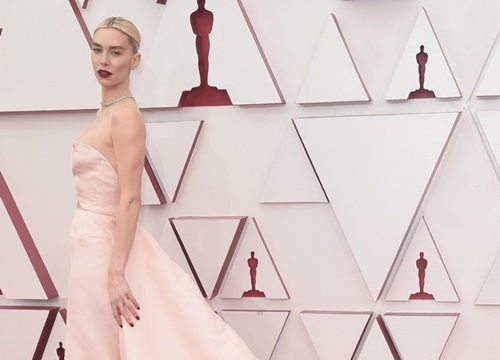 Minh tinh Hollywood mặc váy khoe ngực phẳng lì trên thảm đỏ Oscar 2021