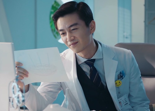 Mê mệt với tạo hình bác sĩ nhi khoa của Trần Hiểu