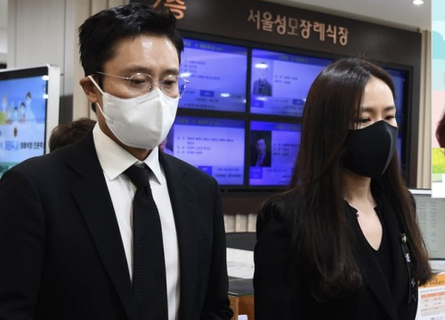 Tang lễ khiến cả Kbiz chết lặng: Son Ye Jin khóc sưng đỏ mắt, Lee Byung Hun cùng dàn sao quyền lực đau buồn tiễn biệt