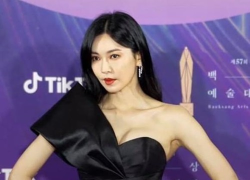Thảm đỏ Baeksang 2021: 'Ác nữ Penthouse' đẹp sắc sảo, Suzy xinh như công chúa, Song Joong Ki bảnh bao chiếm mọi ánh nhìn