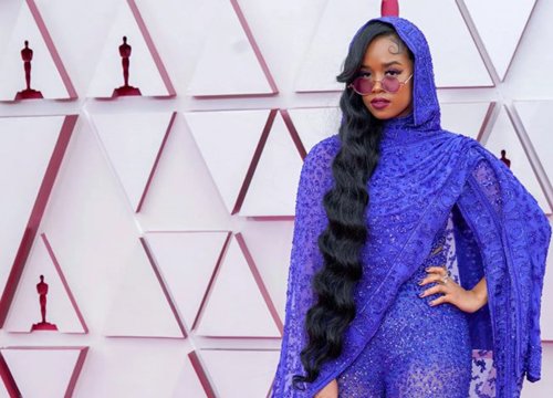 Trước khi solo, H.E.R từng hoạt động trong một ban nhạc với Kehlani và Zendaya
