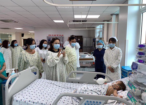Sau hàng giờ lên sóng rất căng và rất thẳng, người ta lại thấy 1 bà Phương Hằng cực khác khi đi làm việc thiện qua những bức ảnh hiếm