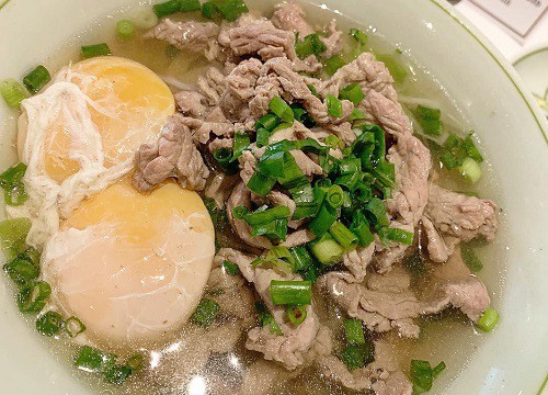 Dân sành Phở tranh cãi chuyện: "Không có trứng chần, bát phở dù ngon thế nào cũng làm mất hứng"?
