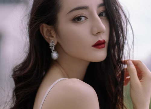 Hình ảnh năm 18 tuổi của Địch Lệ Nhiệt Ba có khác so với bây giờ?