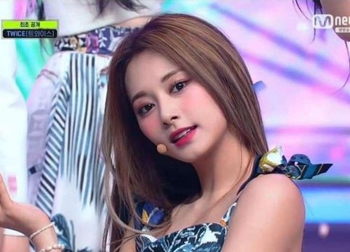 Kiểu đánh má hồng lố lăng của TWICE khiến fan chán nản