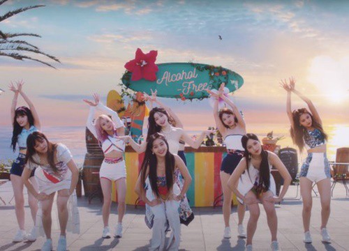 TWICE trình làng ca khúc mới, khoe visual hớp hồn trong show Mỹ, được Ellen gọi bằng: "Siêu sao Kpop!"