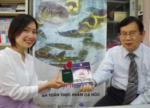 Cô gái Việt nhận chứng chỉ chế biến cá nóc Nhật Bản