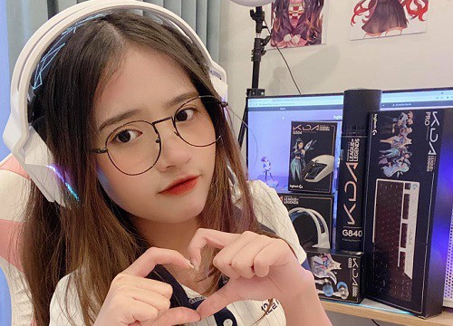 Cosplay Seraphine để livestream, nữ streamer gần nửa triệu lượt follow bị fan "cà khịa": Hàng "fake"!