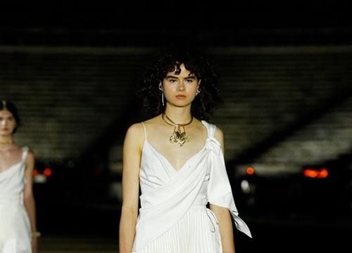 Dior tái hiện bộ váy thiên nga của Bjrk