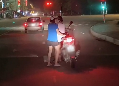 Bí quyết đi xe SH của hai cô nàng 3m bẻ đôi khiến dân tình "cười bò"