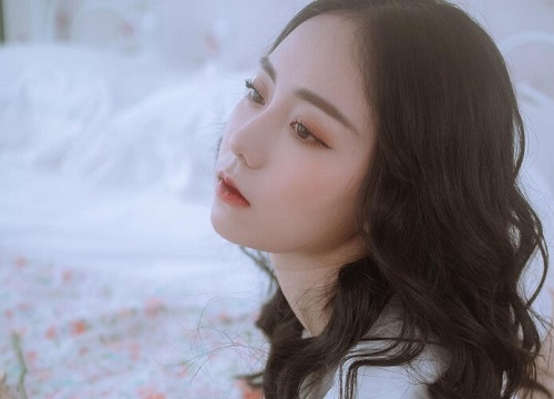 Bị bạn bè đẩy vào nhà vệ sinh đúng lúc bạn nam đang "đi nhẹ", cô giáo Minh Thu phản ứng thế nào?