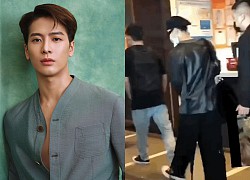 Jackson Wang (GOT7) gặp bé gái tuột dây áo và hành động gây bão MXH