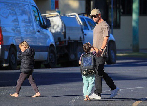 "Thor" Chris Hemsworth giàu nhất nhì Hollywood vẫn để con đi chân đất