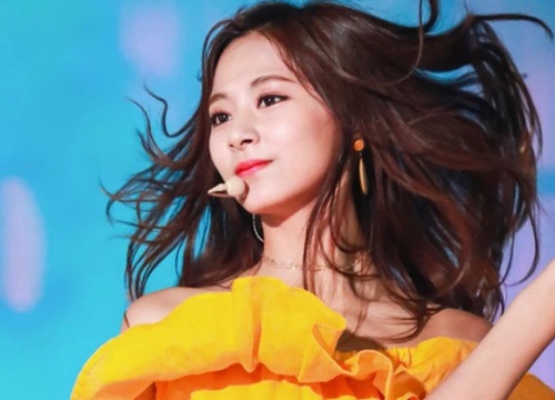 Sana hay Tzuyu mới là nữ hoàng hất tóc của Twice: Bên biến hóa đa dạng, bên có phần "một màu"