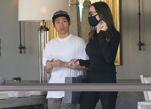 Pax Thiên hộ tống mẹ mua đồ nội thất
