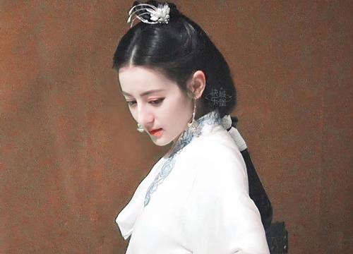 Địch Lệ Nhiệt Ba làm tù nhân vẫn diện váy trắng cực xinh, lộ góc nghiêng "u mê quên lối về" trong Ngự Giao Ký