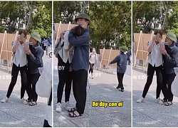 The female student burst into tears on her father&#39;s shoulder because she couldn&#39;t take the exam, causing netizens to melt