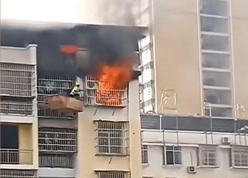 Dùng cần cẩu cứu bé trai khỏi căn hộ bốc cháy ở Trung Quốc