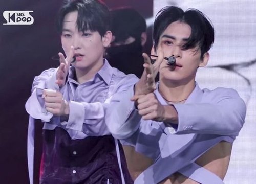 Nam idol gây "choáng váng" với chiếc áo kì cục hết sức, dân mạng réo "hở trước hở sau thế này thà cởi trần ra còn hơn"