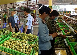 What does Bach Hoa Xanh do after the controversy of raising prices and selling expired food in the middle of the epidemic?