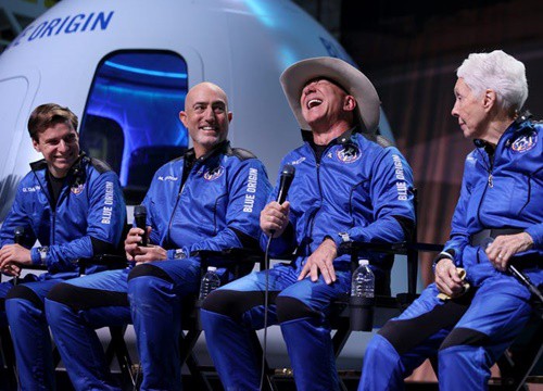 Jeff Bezos cảm ơn công nhân của Amazon vì 'đã trả tiền' cho chuyến bay vào vũ trụ của mình