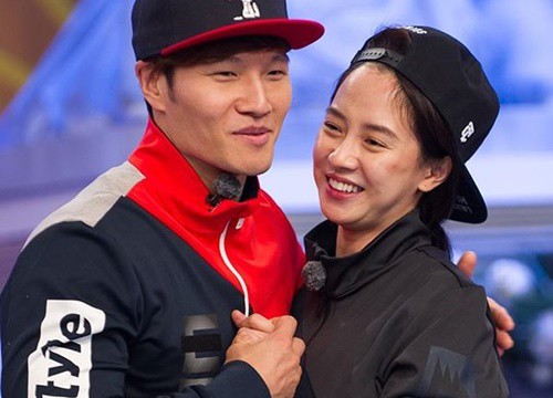 Jong Kook công khai chăm sóc Ji Hyo tại Running Man, cả trường quay được dịp náo động!