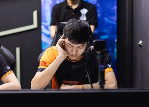 Nửa đêm mất ngủ, đội trưởng Team Flash viết tus khiến fan xót xa