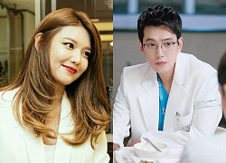 Bạn trai Sooyoung (SNSD) - Jung Kyung Ho bị hàng xóm gọi cảnh sát bắt khi quay Hospital Playlist