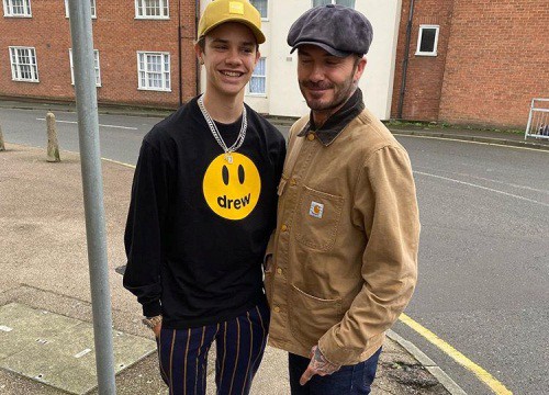 Bố con Beckham đi du thuyền vi vu nước Ý: Harper phổng phao, Cruz tóc hồng chói nhưng vẫn chịu thua ông bố David "mlem"